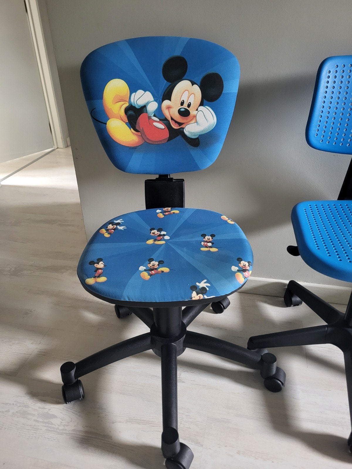 Chaise de bureau Mickey Mouse, Enlèvement