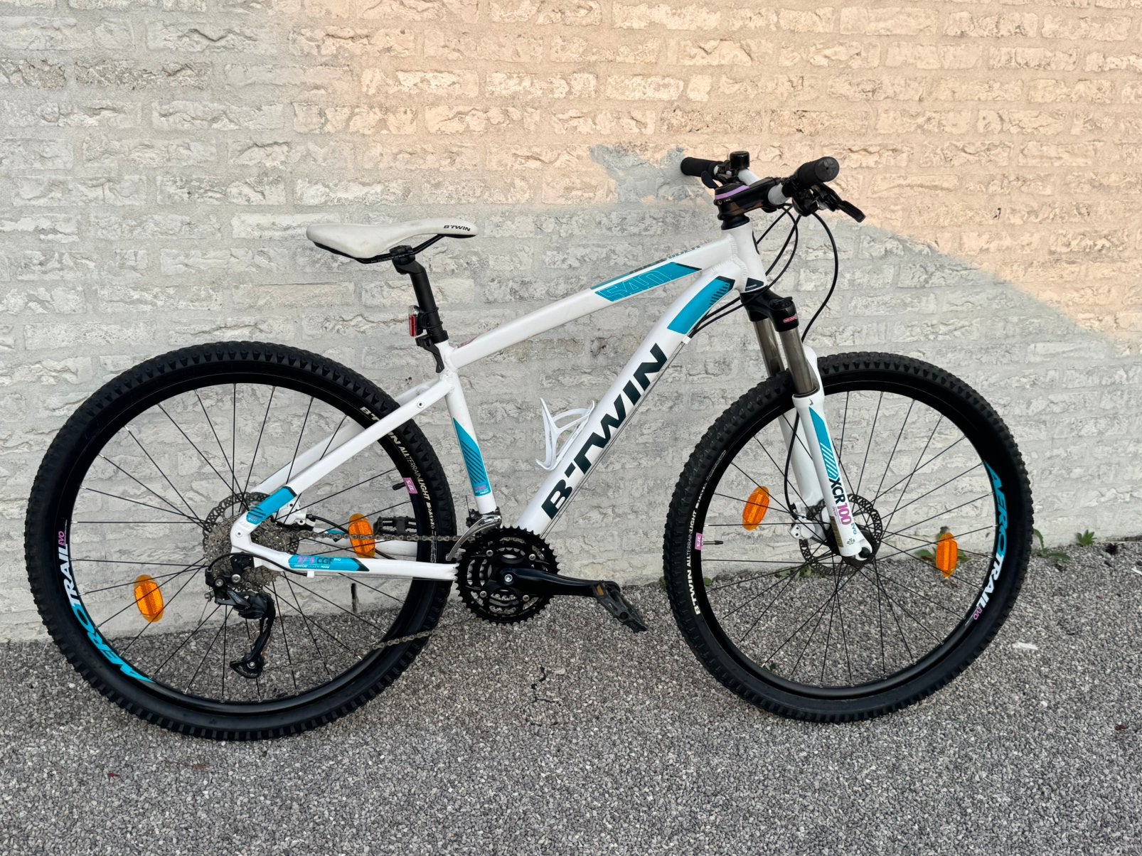 Mooie witte mountainbiken B’twin rockrider -27,5 inch, Fietsen en Brommers, Ophalen, Zo goed als nieuw