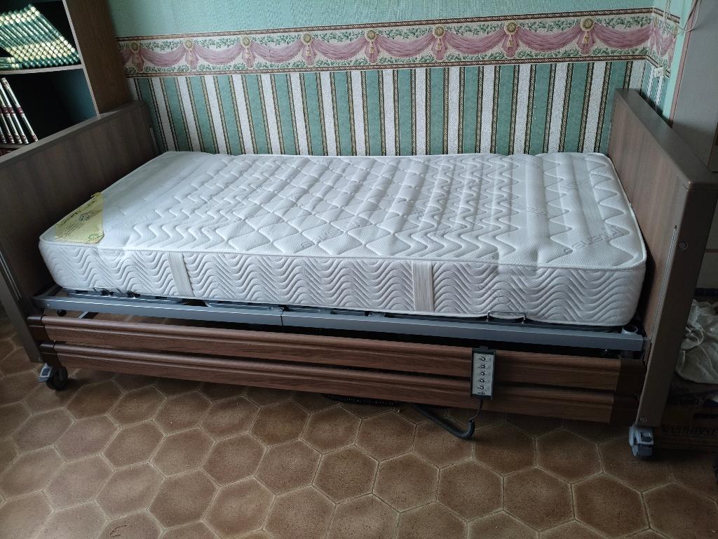 Lit médical électrique avec télécommande + matelas + potence, Divers, Enlèvement, Comme neuf