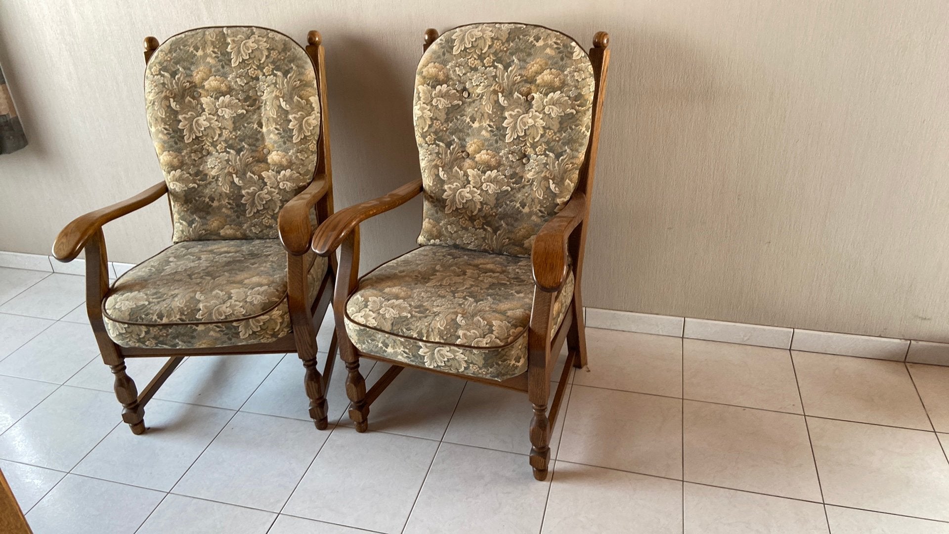 2 eiken zeteltjes met gebloemde kussens, Huis en Inrichting, Ophalen, Hout, Gebruikt, 50 tot 75 cm
