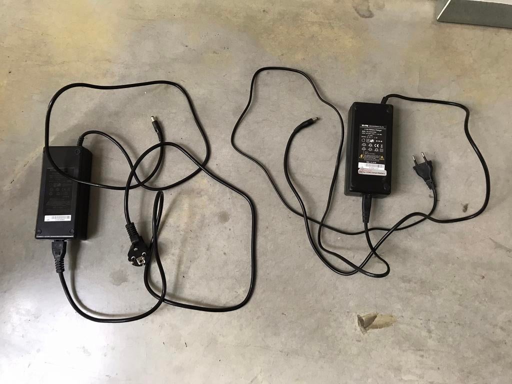 2 x Fietbatterij oplader 42V2A, Ophalen, Zo goed als nieuw