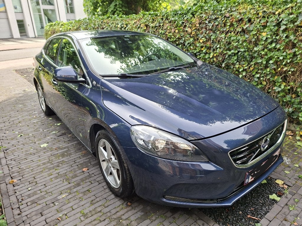 Volvo V40 T3 benzine - Betrouwbare en stijlvolle hatchback, Autos, Euro 5, Achat, 110 kW, Electronic Stability Program (ESP)