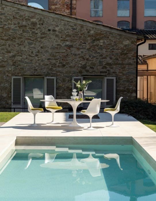 Tulipe à l'extérieur, tables en céramique, chaises Saarinen,, Envoi