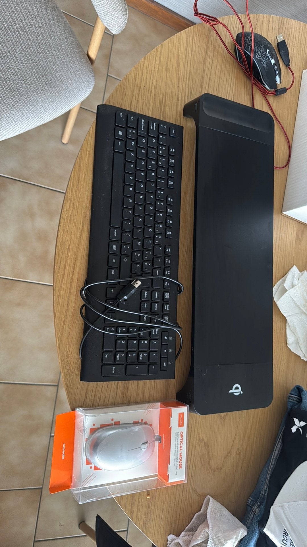 Ensemble: pieds pour ecran avec 2 ports USB +clavier+souris, Informatique & Logiciels, Enlèvement ou Envoi, Comme neuf, Filaire