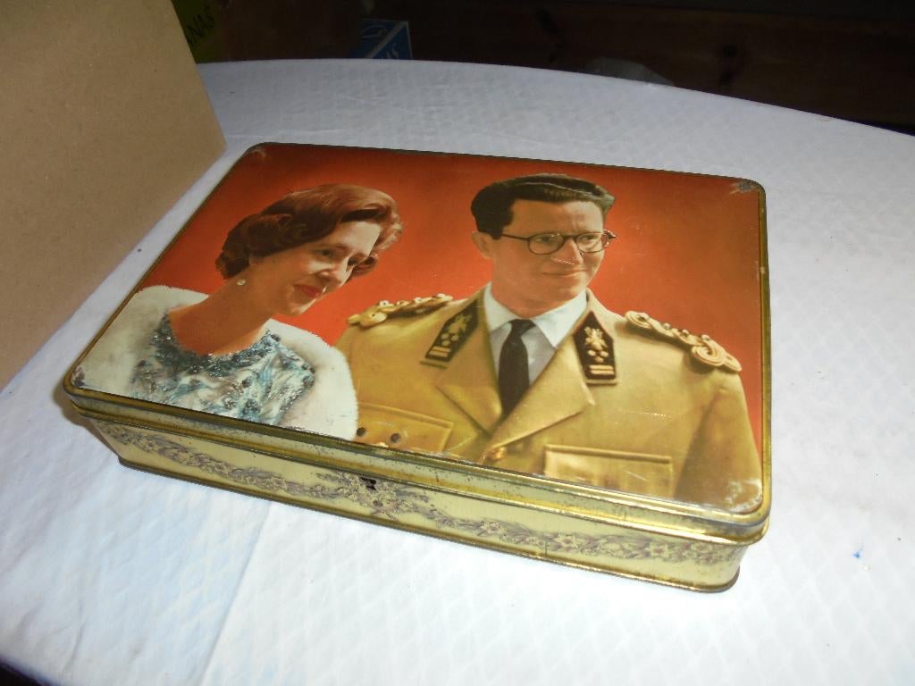 Vintage blikken doos Koning Boudewijn en Fabiola, Verzamelen, Koningshuis en Royalty, Gebruikt, Overige typen, Ophalen of Verzenden