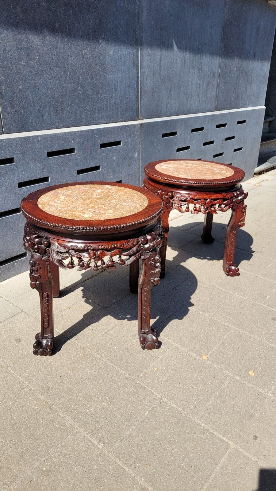 Een paar Chinese houten tafels met marmeren bladen., Ophalen