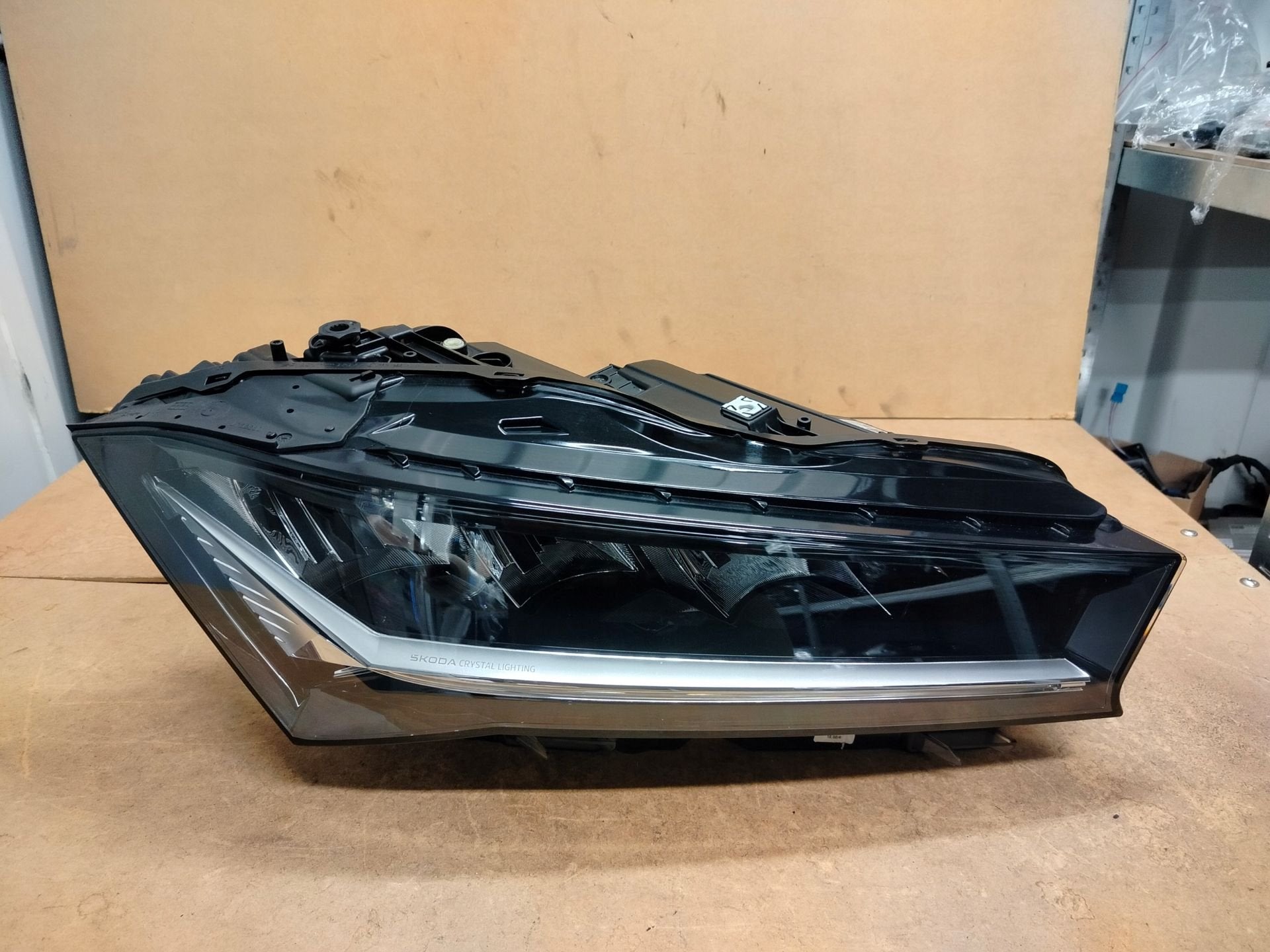 Phare droit Skoda Superb IV 3P1.941.016, Infoline@skoda-auto.cz, Tr. Vaclava Klementa 869
293 01  Mlada Boleslav, CZ, Utilisé