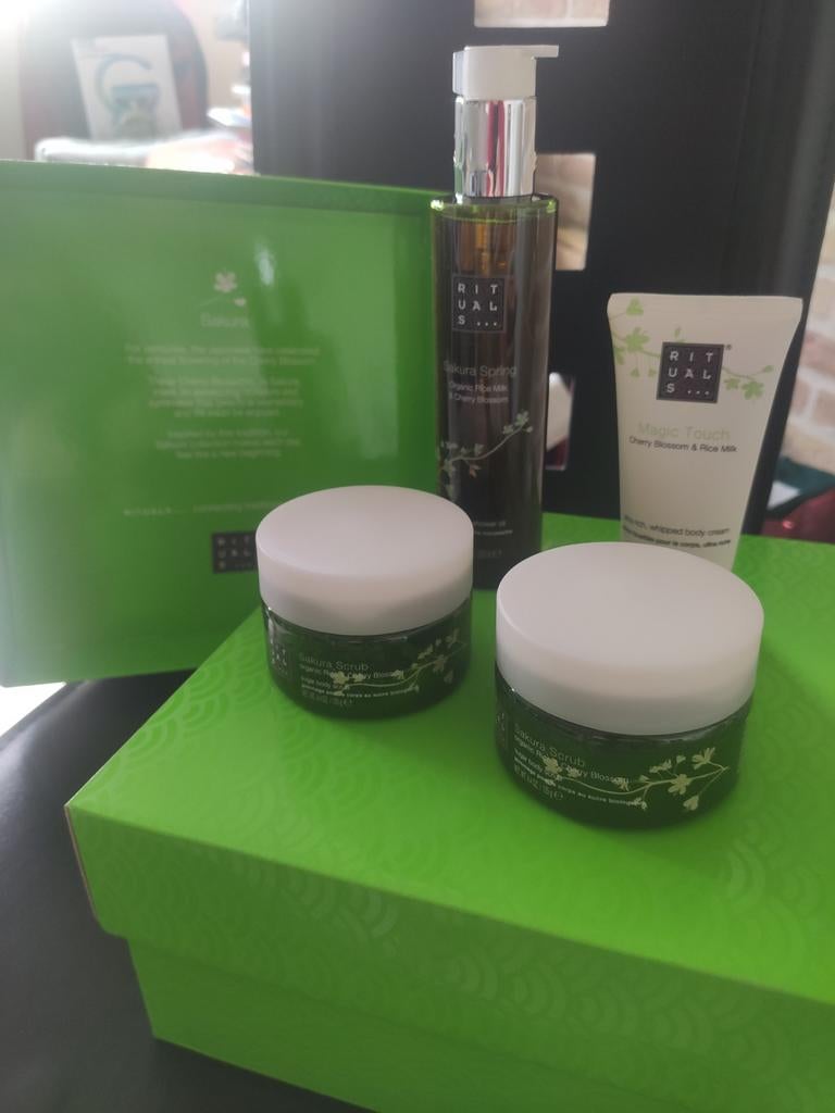 2 x Sakura scrub + magic touch cherry blossom cream + oil, Handtassen en Accessoires, Ophalen