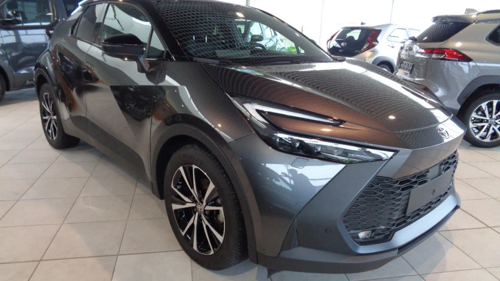Toyota C-HR DYNAMIC PLUS (bj 2025, automaat), Auto's, Toyota, Automaat, Stof, Zwart, 5 zetels