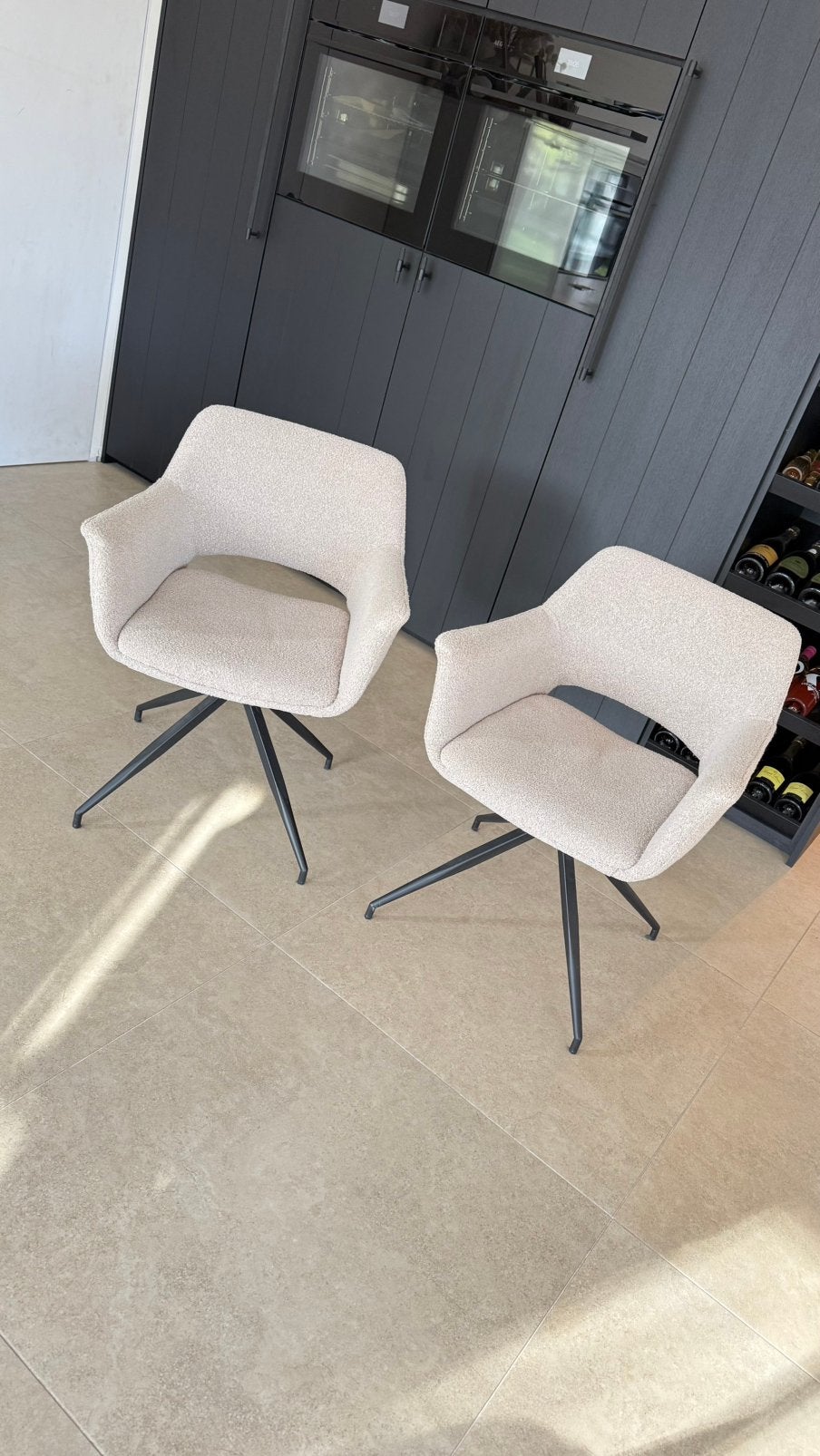 Lot de 2 chaises beiges avec pieds noirs, Maison & Meubles, Chaises, Enlèvement, Comme neuf