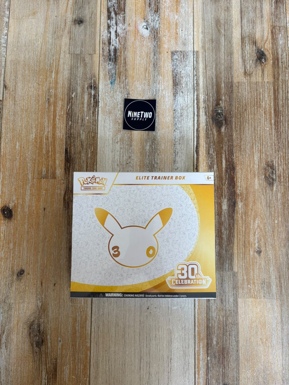 Pokémon 30th Celebration Elite Trainer Box, Hobby en Vrije tijd, Ophalen of Verzenden, Nieuw, Boosterbox
