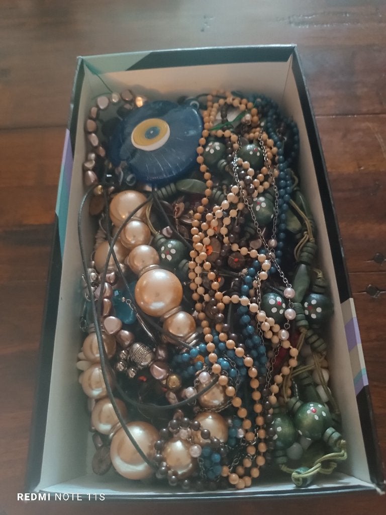 Je vends une boîte contenant 30 colliers fantaisie., Enlèvement, Comme neuf