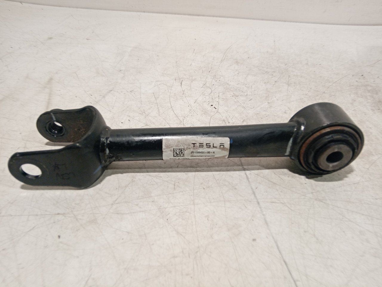 Draagarm links achter Tesla Model Y, Onderdelen@venauto.nl, Van der Ven Autorecycling B.V., Gebruikt, Ettenseweg 76, 4706 PB Roosendaal, The Netherlands