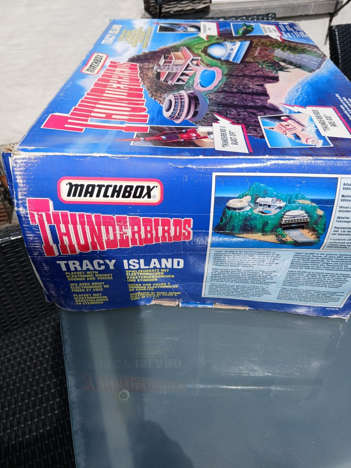 een Thunderbirds eiland van 1992 in de doos met voertuigen, Ophalen