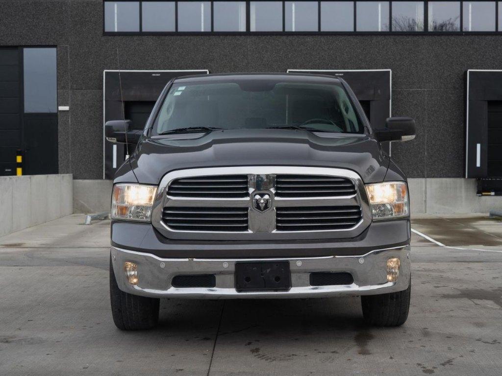 Dodge RAM 1500 5.7 V8 BIG HORN hemi 401pk 21% BTW 2017, Auto's, Dodge, Automaat, Parkeersensor, Leder, Bedrijf