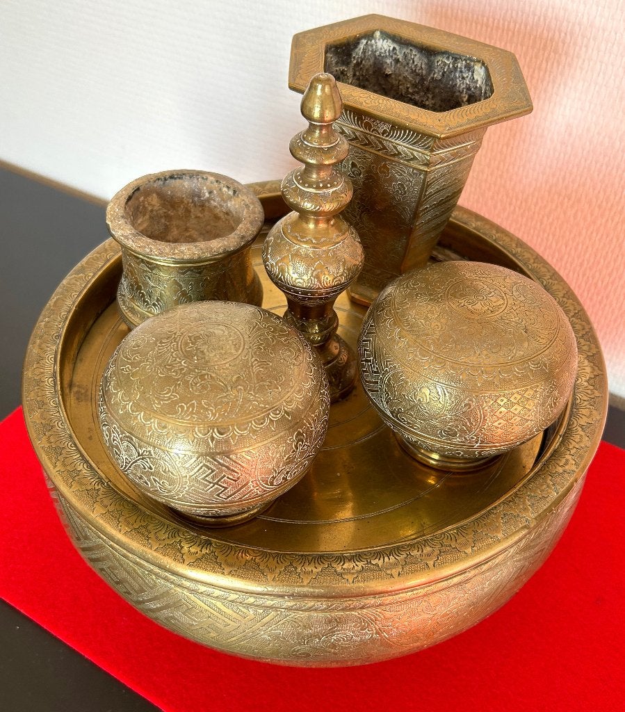 Ensemble pour Noix de Bétel en Bois et Laiton 1890-1910, Décoré, Enlèvement ou Envoi, Objet rituel, Or