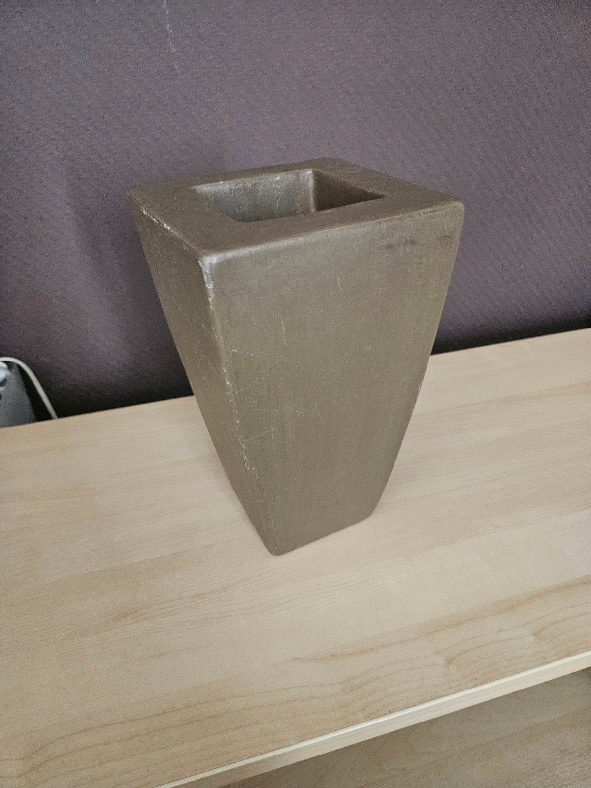 Vase / Cache-pot haut design en céramique taupe, Enlèvement