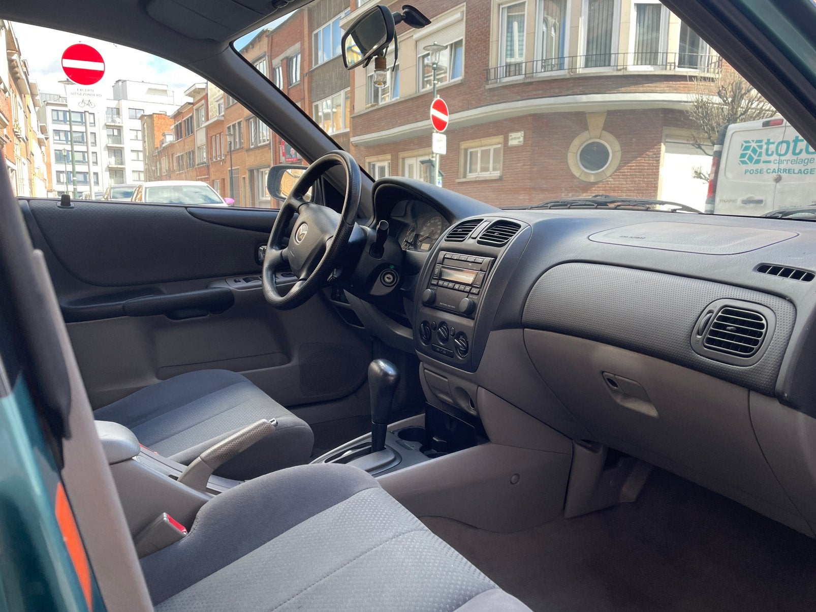 Mazda 323f automatique 94.000 essence, Autos, Autres modèles, Achat, Carnet d'entretien, 5 portes