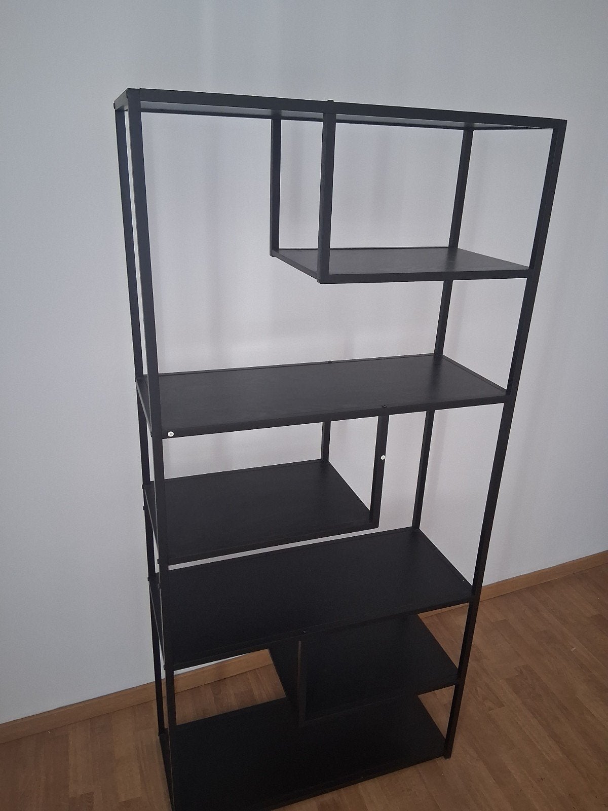 Zwarte  stellingkast, Ophalen