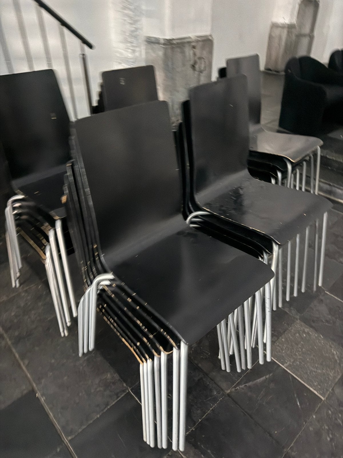 Lot d’environ 30 chaises IKEA empilables – 150 €, Ophalen, Gebruikt, Zwart, Hout