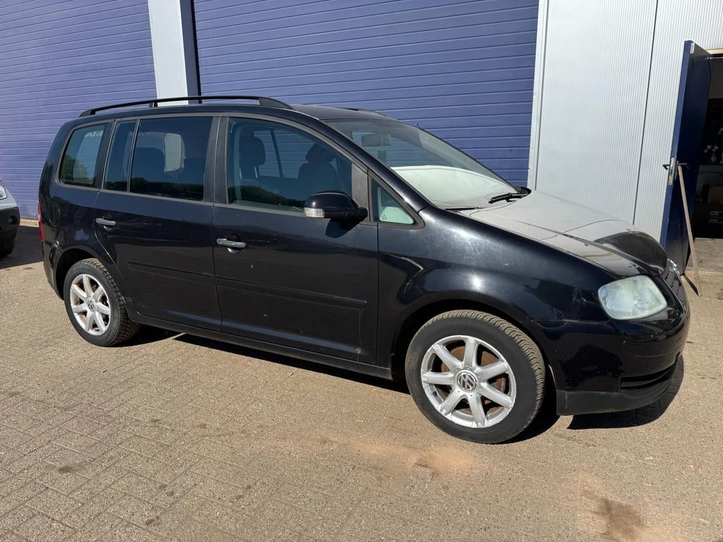 Volkswagen Touran *EURO 4-AIRCO* (bj 2005), Auto's, Volkswagen, Monovolume, Gebruikt, Zwart, Bedrijf