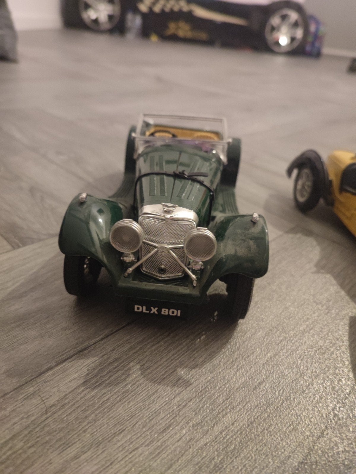 Miniatuur autos sparen voor een pc in het middelbaar, Enlèvement