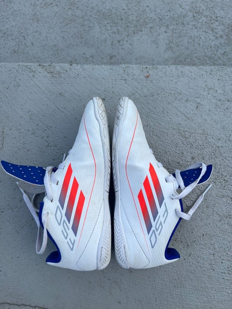 chaussures Adidas F50 taille 33, Ophalen, Zo goed als nieuw, Schoenen