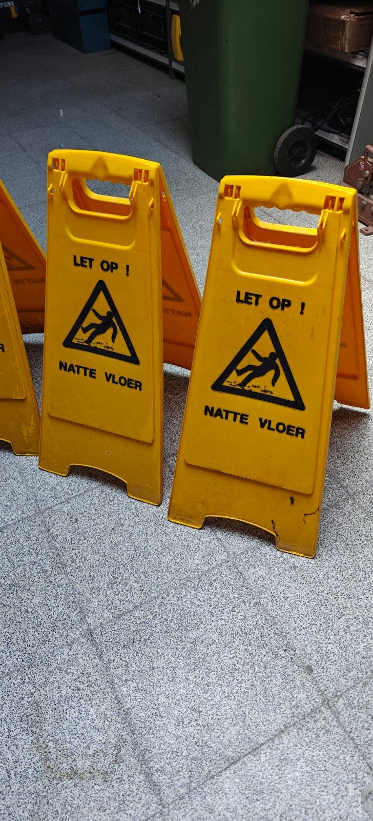 signalisation pour sols mouillés., Bricolage & Construction, Casiers & Boîtes, Enlèvement