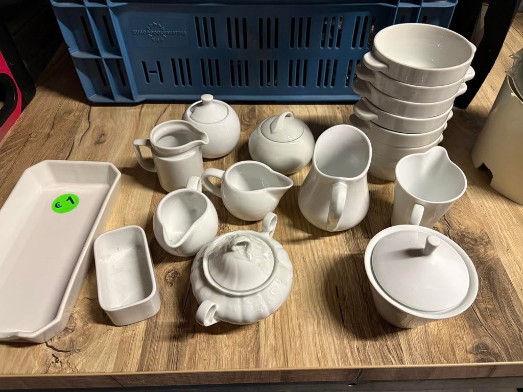 Hotel porselein+7 soeptassen ( zie foto’s), Huis en Inrichting, Keuken | Servies, Ophalen