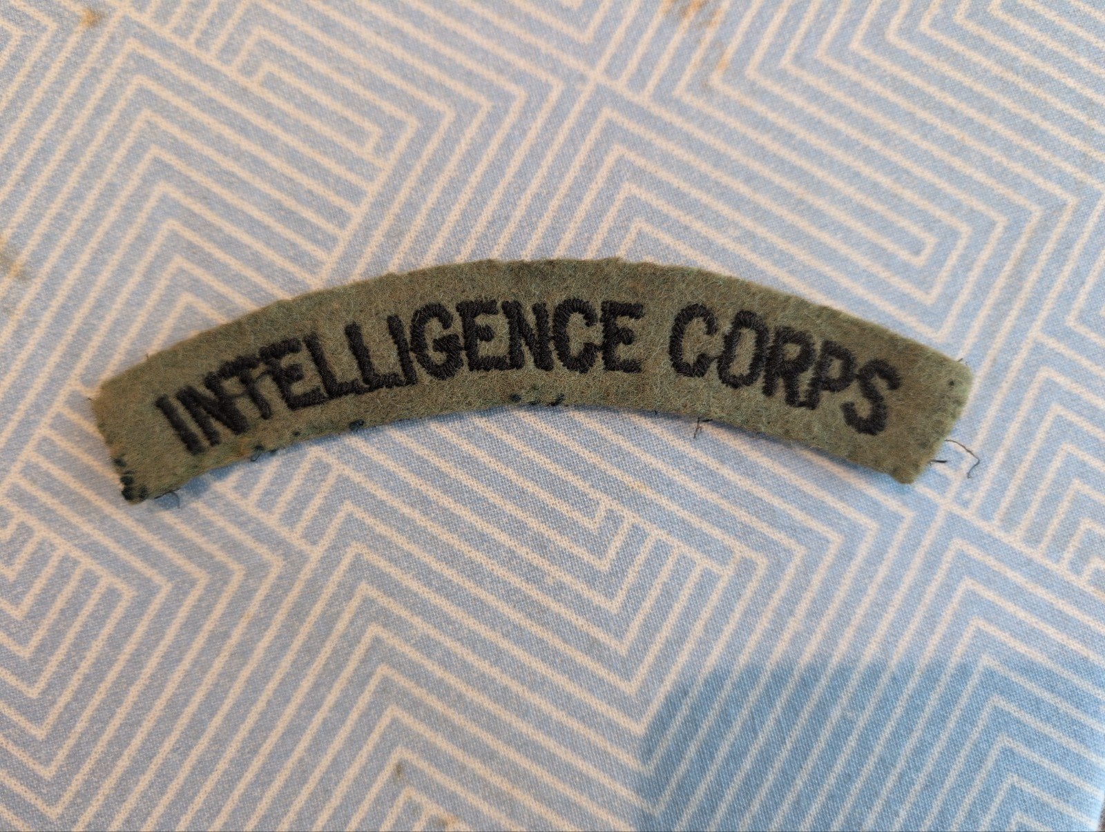 Britse WO2 intelligence corps shoulder title, Verzamelen, Ophalen of Verzenden