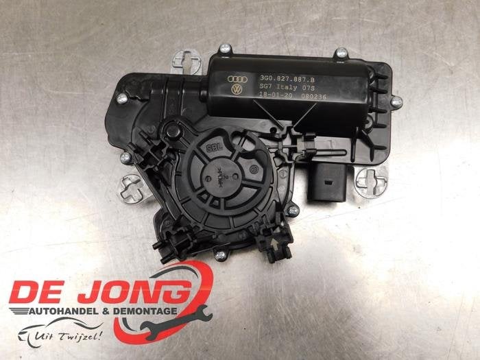 Moteur fermeture auxiliaire hayon d'un Volkswagen Passat, Volkswagen, -, 3 mois de garantie, Utilisé