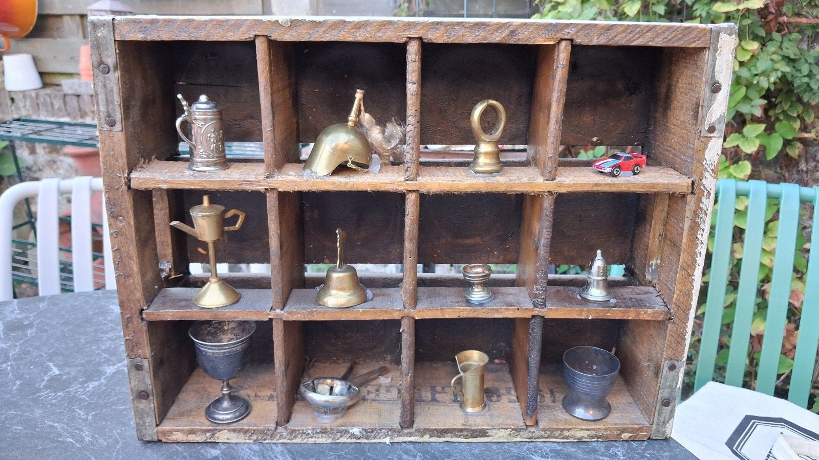 decoratief flesbakje met versiering. Kunst., Ophalen