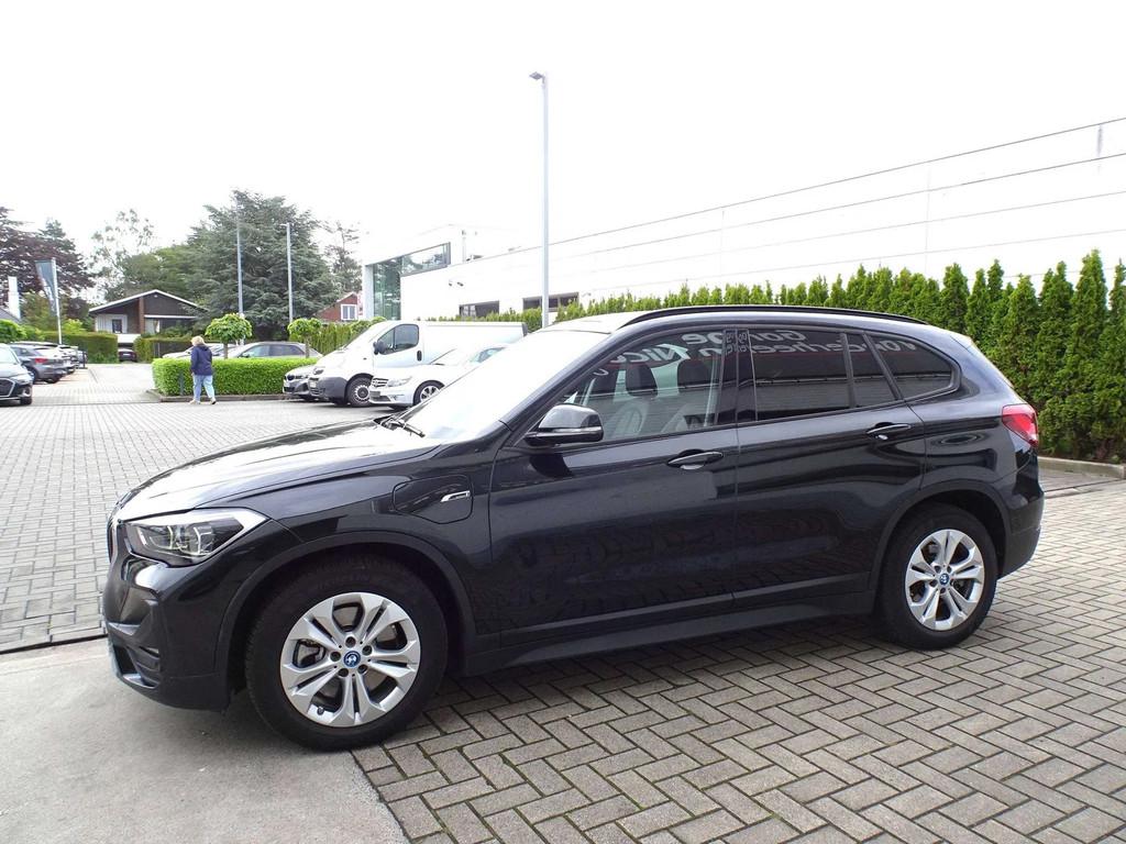 BMW X1 1.5iA PHEV xDrive25e CAMERA,NAVI,FULL LED,HEAD-UP,EL., Auto's, BMW, Skiluik, Gebruikt, Zwart, Leder