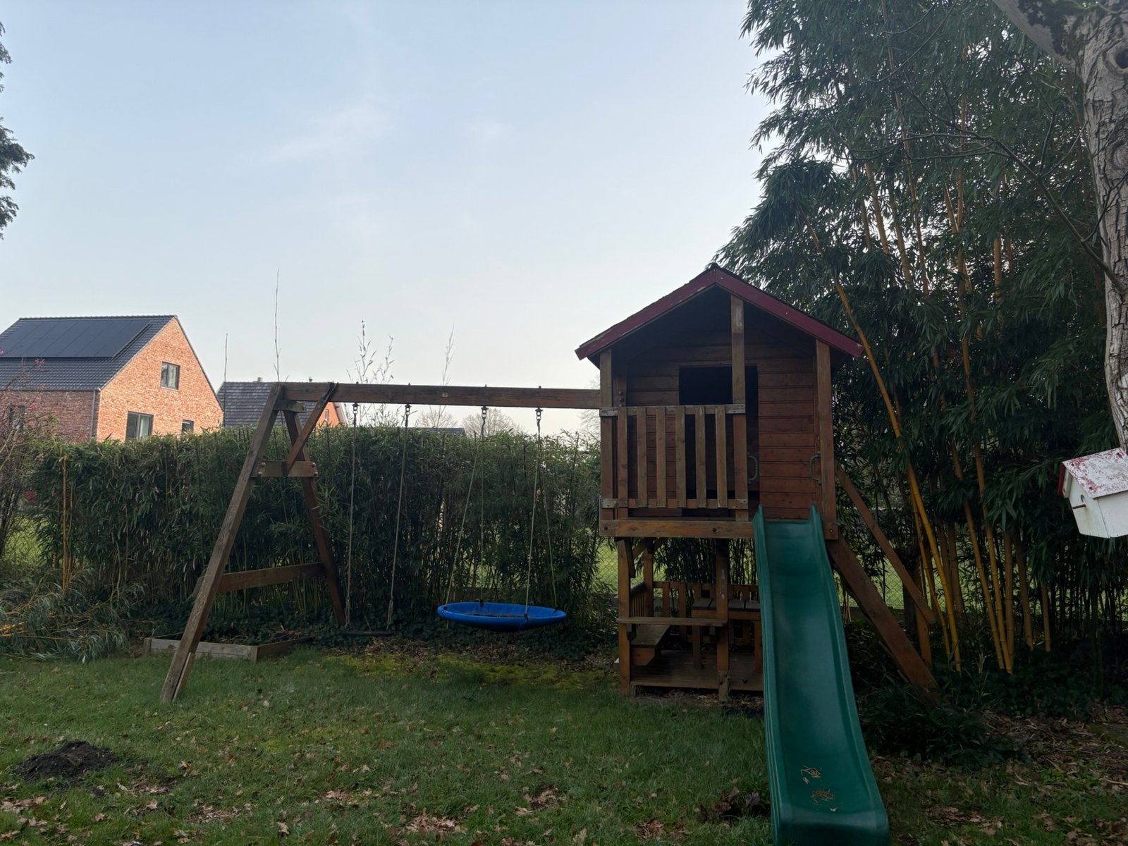 Houten speeltoestel met speelhuisje, glijbaan en schommels, Enlèvement, Utilisé, Toboggan