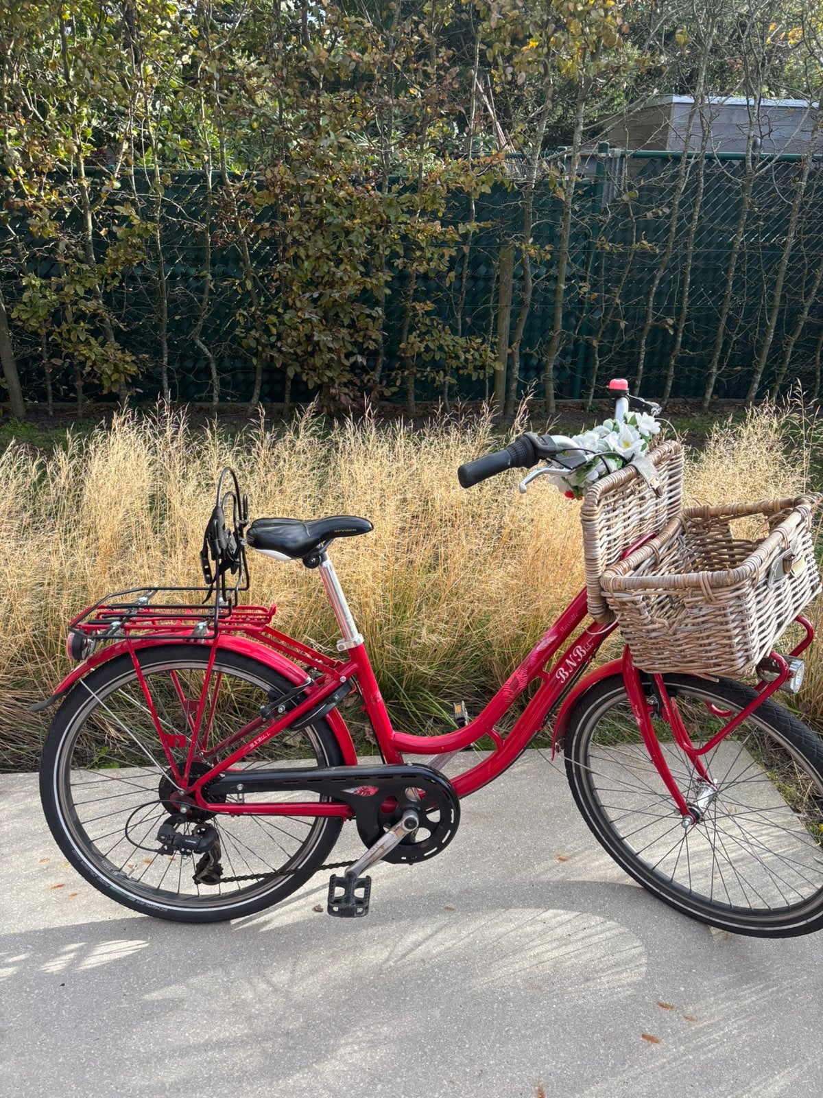 Meisjesfiets rood met mandje en bagage drager, Fietsen en Brommers, Ophalen, Zo goed als nieuw