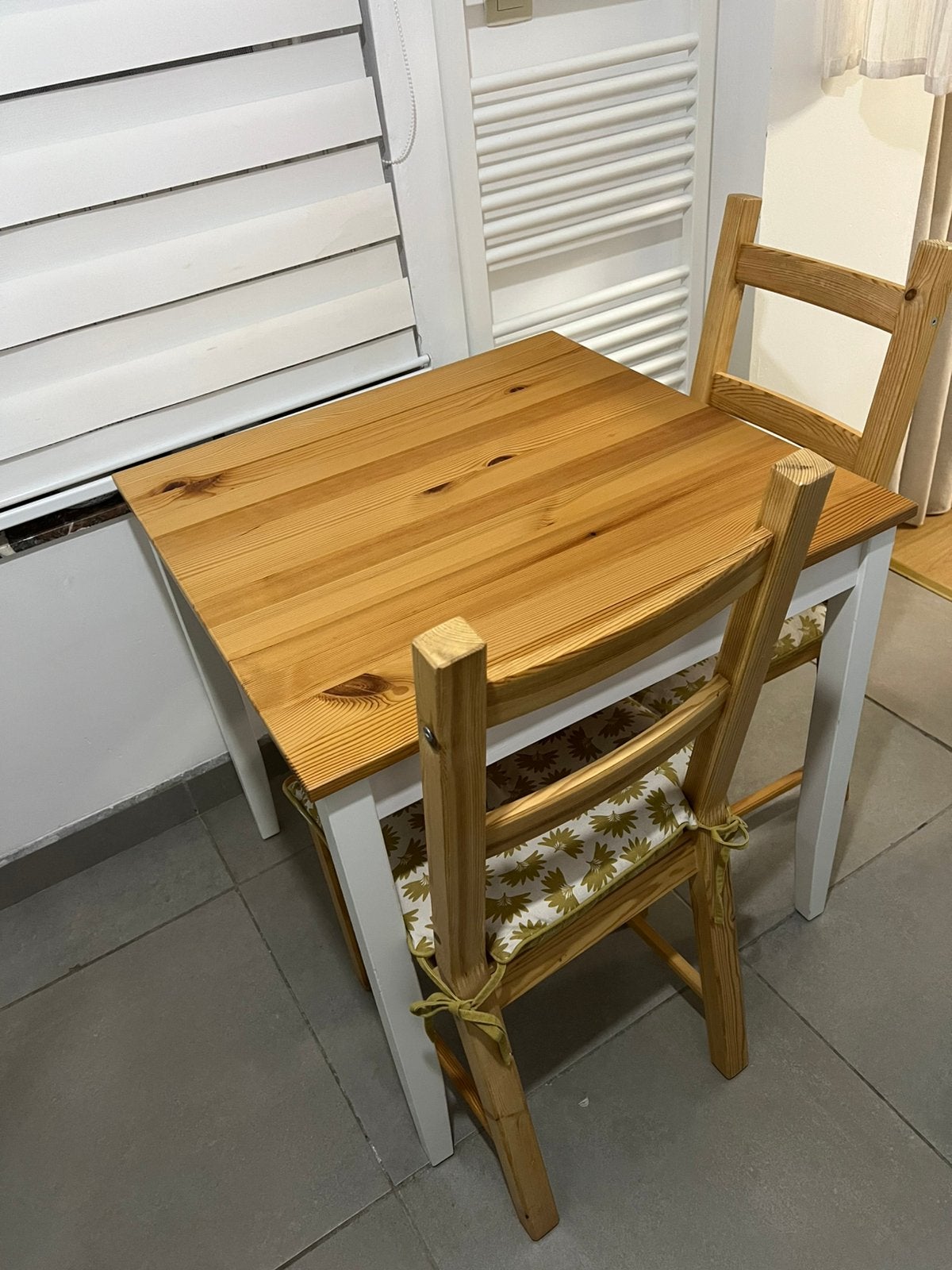 Table en bois avec deux chaises en bois, Maison & Meubles, Enlèvement, Comme neuf, Bois, Deux