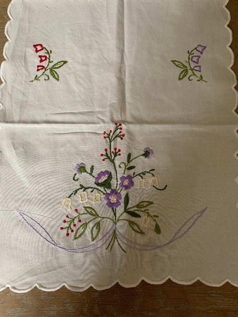 ** vintage wit geborduurd lopertje, Huis en Inrichting, Ophalen of Verzenden, Geborduurd, Wit