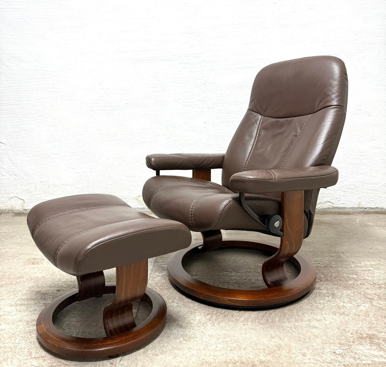 Stressless Design Fauteuil incl. Voetenbank - Donker bruin, Ophalen, 75 tot 100 cm, Zo goed als nieuw, 50 tot 75 cm