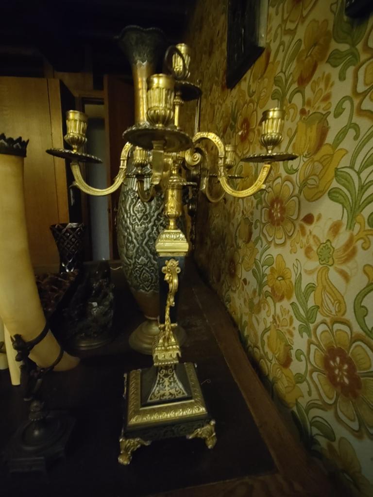 Chandelier français à plusieurs bras, Enlèvement
