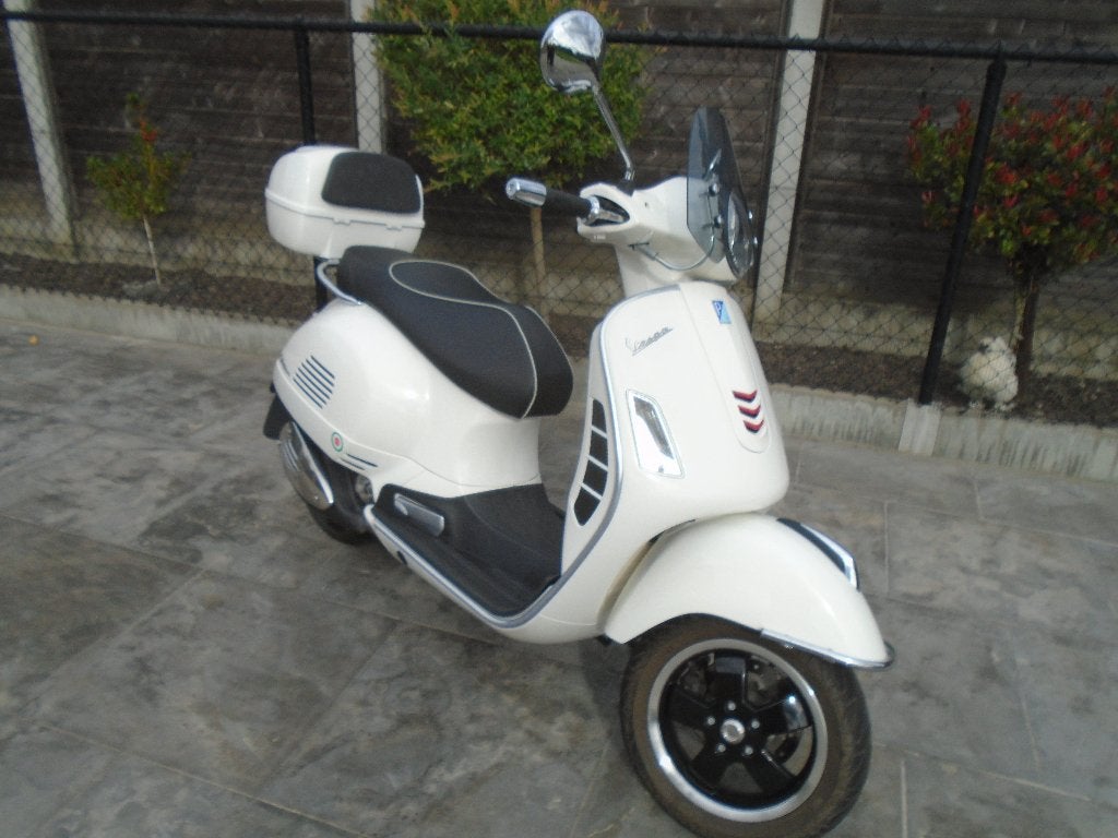 Vespa 300ie gts super, 11-2018, 4900km!koopje 3750€!!, Motoren, Scooter, 300 cc, Gebruikt, Particulier
