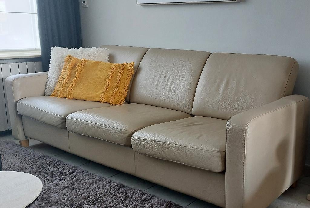 Lederen drie-zit op houten pootjes, Huis en Inrichting, Ophalen, Gebruikt, Driepersoons, Rechte bank