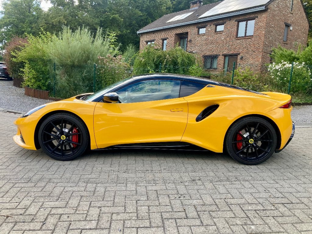 Lotus Emira 3.5 v6 eerste editie, 6000 km, 1 jaar garantie, Auto's, Dealer onderhouden, Alcantara, Geel, Bedrijf
