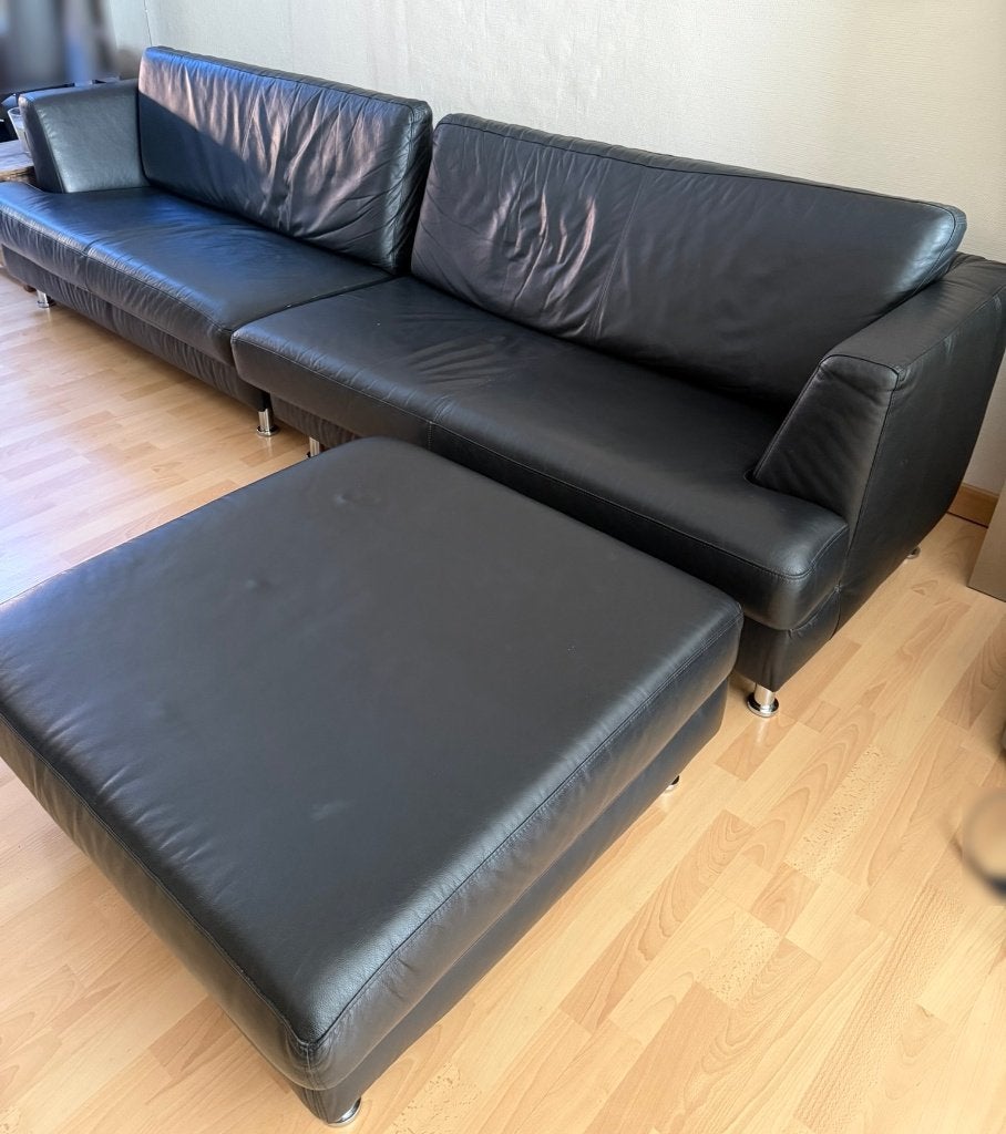Tijdloze zwarte leren zetel – 3m15 breed, modulair + pouf, Ophalen, Gebruikt, 300 cm of meer, Rechte bank