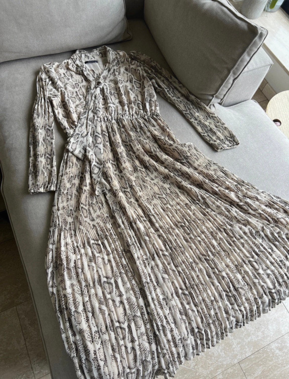 RESERVED elegante Maxidress met plisséplooien, Maat 38/40 (M), Beige, Ophalen of Verzenden, Zo goed als nieuw