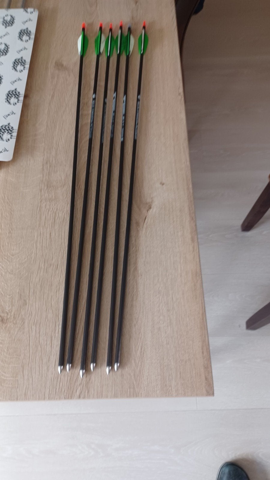 6 carbonpijlen, Enlèvement, Arc recurve