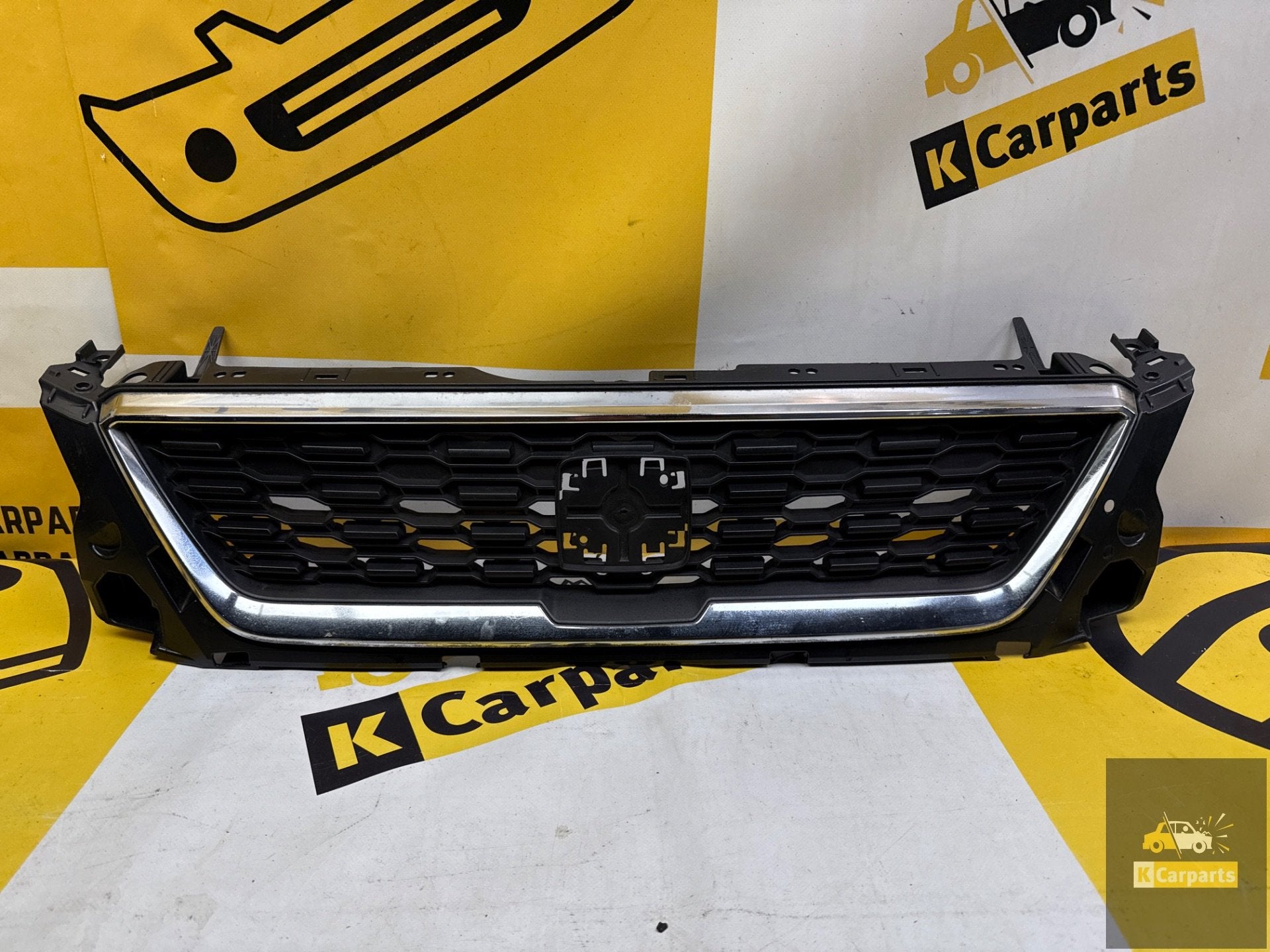 Calandre de pare-chocs avant Seat Ibiza avec bordure chrom e, Autovia A-2, Km 585 585
08760  Martorell, ES, SEAT S.A., Utilisé