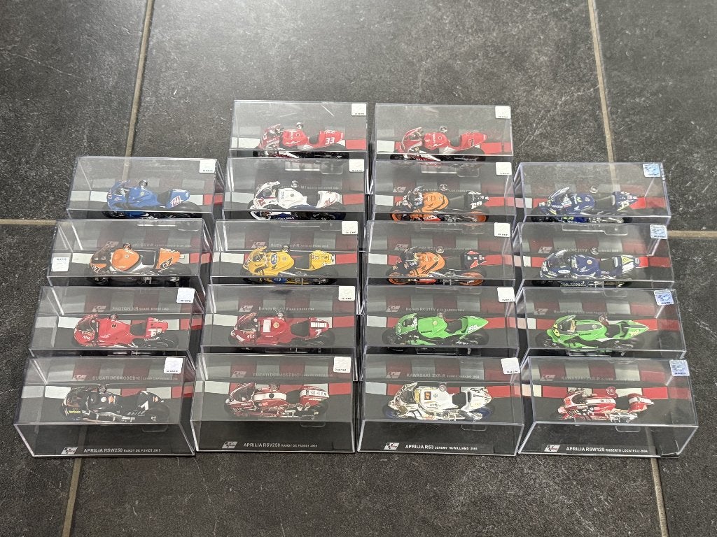 Ixo Altaya 1/24 18 motos collection MotoGP 2004 / 2005, Enlèvement ou Envoi, Comme neuf, Autres types, Autres marques