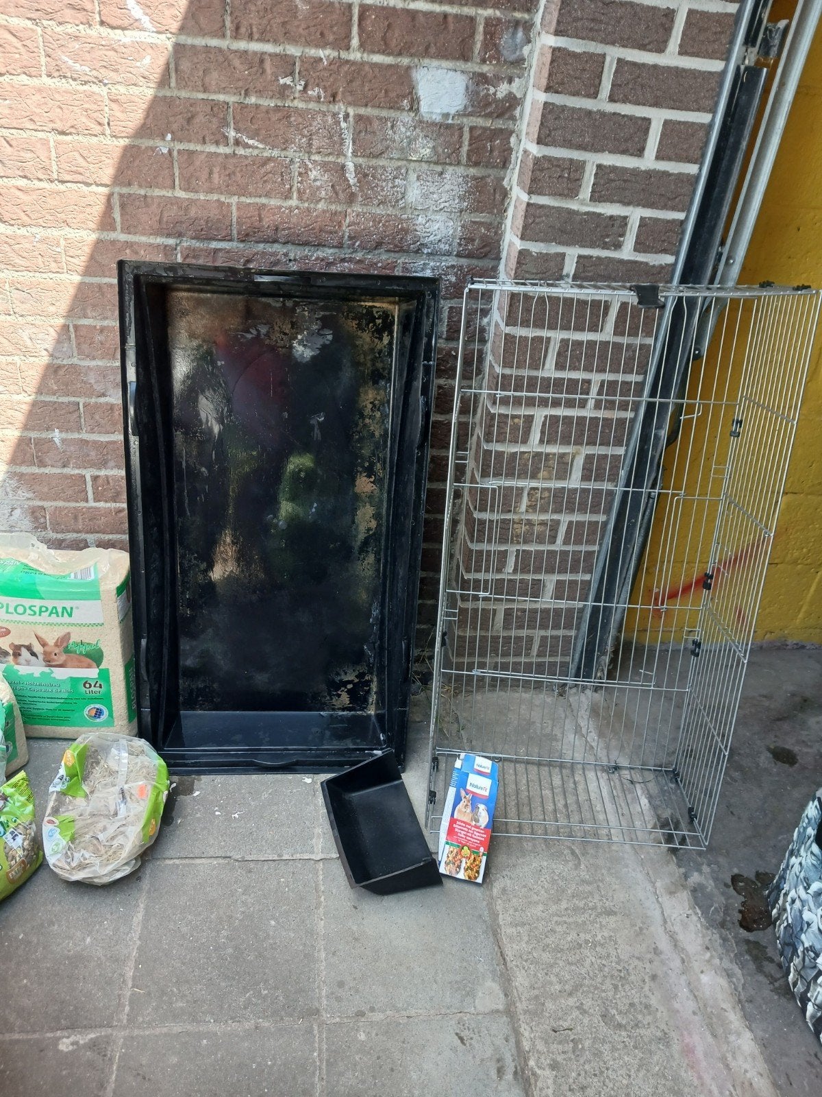 Cage a ventre avce copeaux foins le mange, Enlèvement