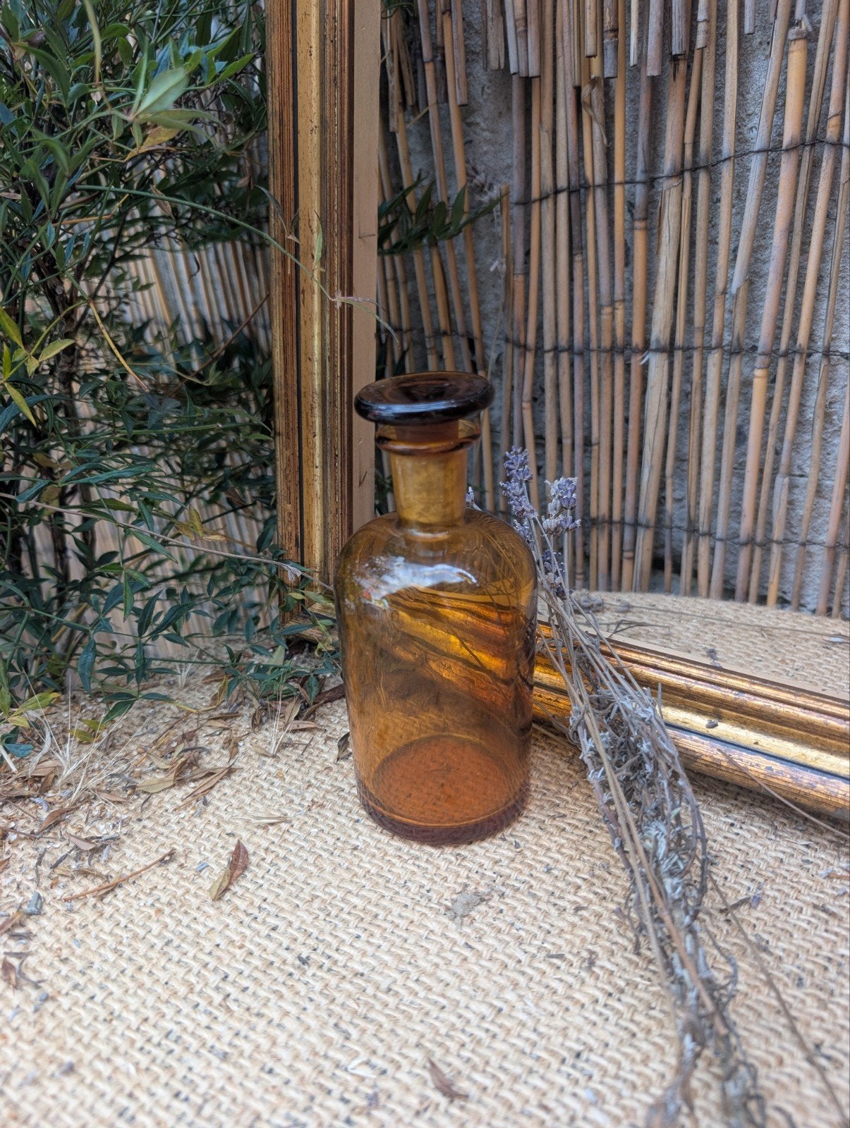 Oude amberkleurige glazen apotheekfles met dop op de grond, Ophalen of Verzenden