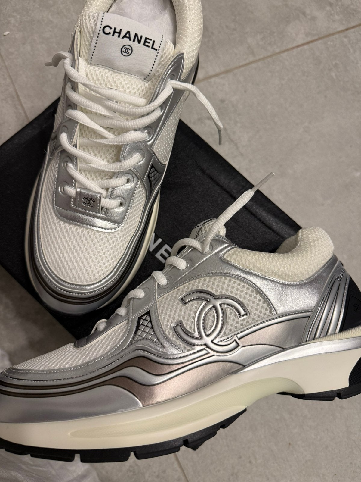 Basket Chanel  taille 45 boite + Facture, Vêtements | Hommes, Chaussures, Neuf, Enlèvement ou Envoi, Blanc, Baskets